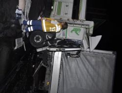 Tır’a Arkadan Çarpan Kamyonun Sürücüsünü İtfaiye Bir Saatte Kurtardı