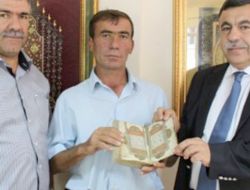 Tarlasını Sürerken 2 Asırlık Kuran-ı Kerim Buldu