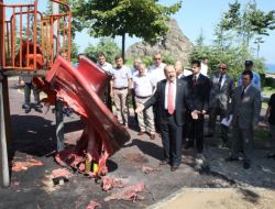 Magandalar Bu Kez De Çocuk Parklarına Zarar Verdi