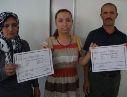 Okuma-yazma Öğrenen İşitme Engelli Çift, Üniversiteli Çocuklarıyla Mesajlaşıyor