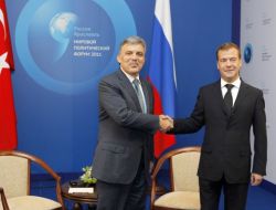 Gül Ölenler Anısına Karanfil Bıraktı