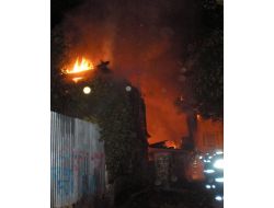 Alev Alev Yanan Ahşap Bina Mahalleliyi Sokağa Döktü