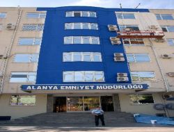Alanya Emniyet Müdürlüğü Binası Krem-mavi Renge Boyanıyor