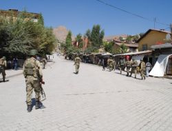 Komutanlar Hakkari Valisi Türker’i Ziyaret Etti