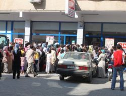 Ucuz Kırtasiye Satışı İzdihama Sebep Oldu