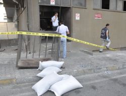 Kaldırımda Yürürken Üzerine Asansör Düşen Genç Öldü