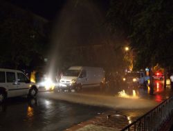 Patlayan Borudan Fışkıran Suyu Fırsat Bilip Araçlarını Yıkadılar