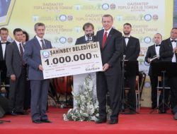 Tahmazoğlu 1 Milyon Tl’lik Somali Yardım Çekini Başbakan'a Verdi