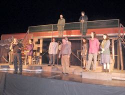 Ankara Sanat Tiyatrosu’nun ‘giderayak’ Oyunu Antalya İzleyicisiyle Buluştu