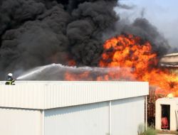 Adana'daki Fabrika Yangınında Patlamalar Meydana Geliyor