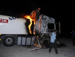 HAREKET HALİNDEKİ TIR YANDI