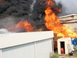 Belediye Başkan Vekili Aldırmaz, Yangın Çıkan Fabrikada İncelemelerde Bulundu