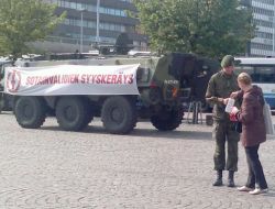 Finlandiya'da Askerler Şehir Meydanında Yardım Topluyor