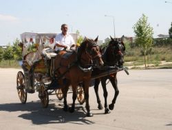 Baba Mesleği Faytonculuğu Yaşatmaya Çalışıyor