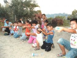 Çocuklar Eski Oyunları Oynayarak Eğleniyor