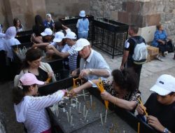 Akdamar Kilisesi'nde Ayin İçin Yakılan Mumların Geliri Somali'ye