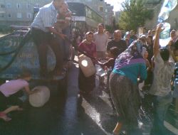 Evlerine Su Verilmeyen Mahalleli Yol Kesti