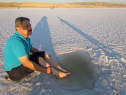 Tuz Gölü’nde Ayak Kokusuna Çare Arıyorlar