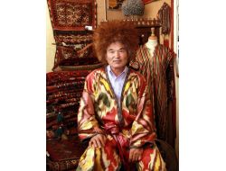 İngiliz Kraliyet Ailesi'ni Türkmenistanlı Masum Giydiriyor