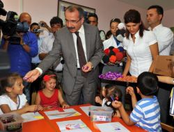Bakan Dinçer'den, Okula Yeni Başlayan Öğrencilere Çikolata Ve Diş Fırçası