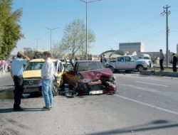 Kütahya'da Trafik Kazası: 3 Yaralı