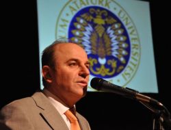 Vali Öztürk: İlgili Bakanlık Ayıların Neden Saldırganlaştığını Araştırıyor