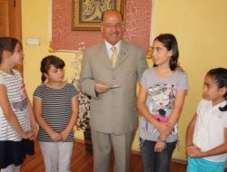 Sivaslı Çocuklar Somali İçin Esnafı Tek Tek Dolaşarak Bin Lira Yardım Topladı