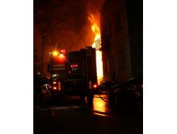 Dört Katlı Ahşap Bina Alev Alev Yandı