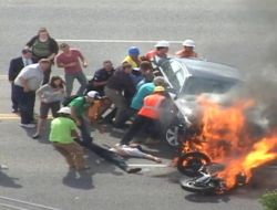 Yanan Otomobilin Altından Canlı Çıktı