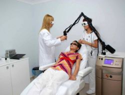 Cildi Lazer Sistemi İle Tedavi Ediyor