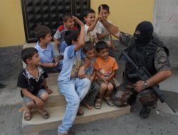 Taş Atan Çocuktan Özel Harekatçı Polise Öpücük