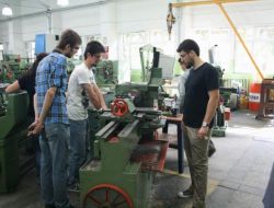 Makine Mühendisleri Meslek Lisesinde Pratik Yapıyor