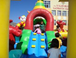 Yeni Çocuklar Isınsın Diye Okul Bahçesine Oyun Parkı Kurdular