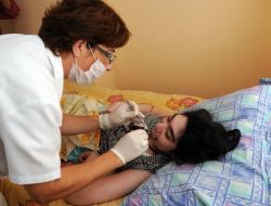 Evde Bakım Hizmeti Alan Vatandaşların Diş Tedavisi De Yapılıyor