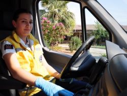 Kadın Cankurtaran Şoförleri Yaralıya Da Yardım Ediyor