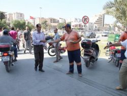 Temizlik İşçileri Vatandaşlara Broşür Dağıttı