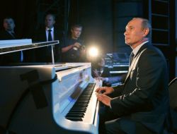 Putin Piyanoda Eski Kgb Şarkısını Çaldı