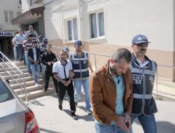 'Dolaplar Geldi Mi' Diyerek Silah Kaçırmışlar!