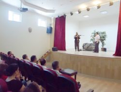 Hükümlülerden Anlamlı Tiyatro