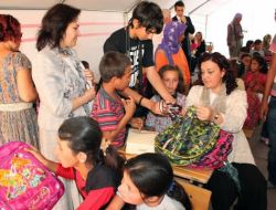 Kayçad Üyelerinden Çadır Okul Öğrencilerine Kırtasiye Yardımı