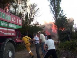 Domaniç'in Bükerler Köyünde Bir Ev Ve Ahır Yandı
