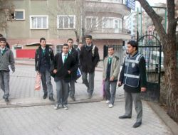 Okulların Giriş Ve Çıkışlarını Polisler Kontrol Edecek