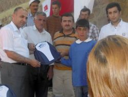 Kimse Yok Mu Gönüllüleri Maksutlu Köyünde Eğitim Yardımı Dağıttı