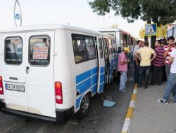 Üç Yolcu Minibüsünün Karıştığı Kazada: 12 Kişi Yaralandı