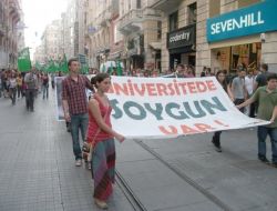 Üniversiteli Öğrencilerden Harç Protestosu