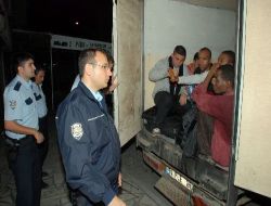 Şüpheli Kamyonetin Kasasından Kaçaklar Çıktı!