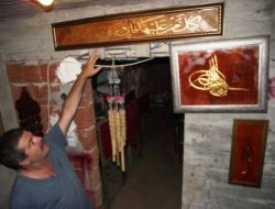 Merdiven Altında Sanatını İcra Ediyor