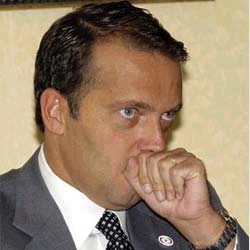 Uzan'a  yakalama kararı!!