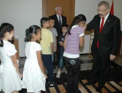 Vali Cerrah Babasının Nerede Gazi Olduğunu Bilmeyen Çocuklara Tepki Gösterdi