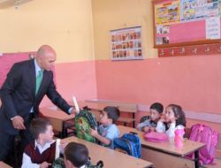 Başkan Korkut, Okulun İlk Gününde Öğrencilere Çanta Dağıttı